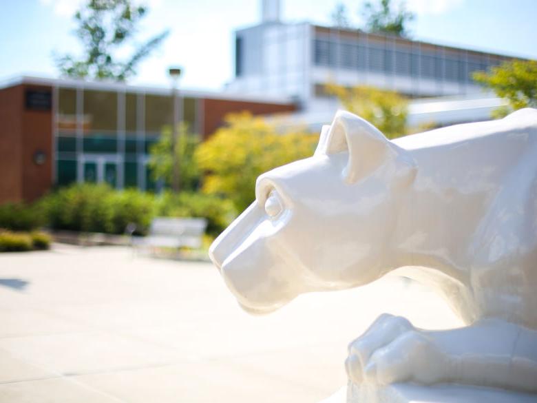 picture of Nittany Lion shrine on 杜波依斯 campus